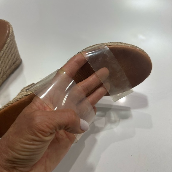 Andre Assous Cream and Brown Sandals Minimalist Design - Picture 2 of 4